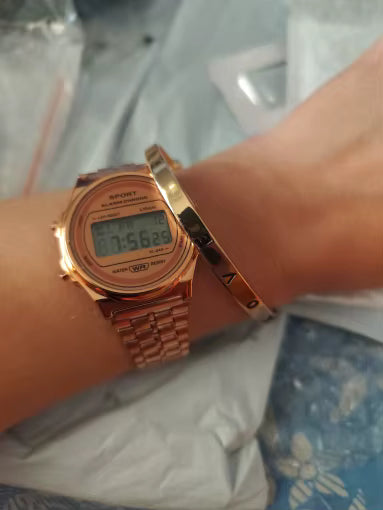 Montre LED Rétro Femme – Élégance Acier & Affichage Digital Lumineux